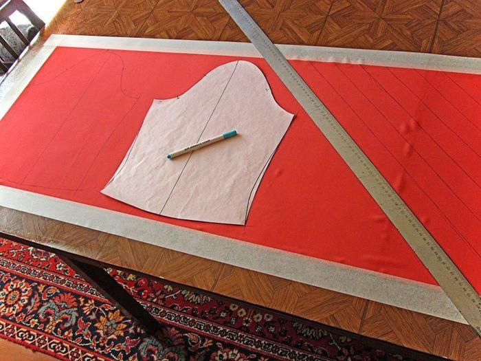 Для фиксации шифона на столе примените малярной лентой