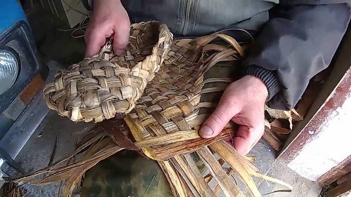 Лапти из рогозы