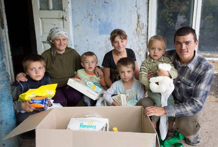Натуральная помощь малоимущим семьям одеждой, обувью, фото