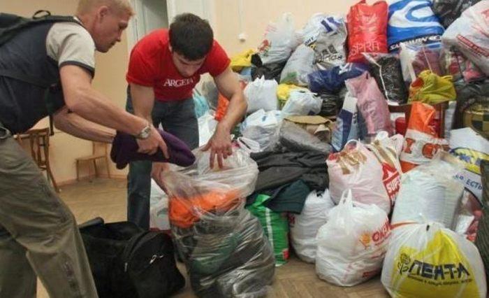 Волонтеры собирают одежду малоимущим