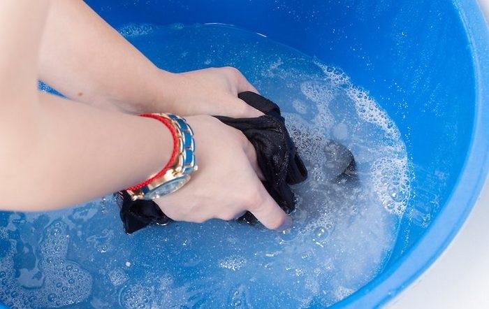 Потребуется замачивание с пятновыводителем что бы вывести застарелое пятно