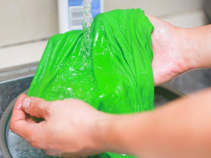 Замыть пятно в горячей воде