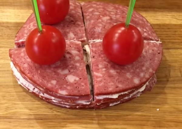 Канапе с колбасой и помидорами черри