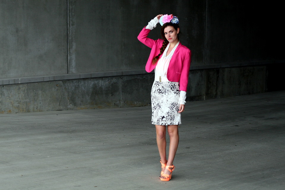 розовый пиджак с юбкой с принтом