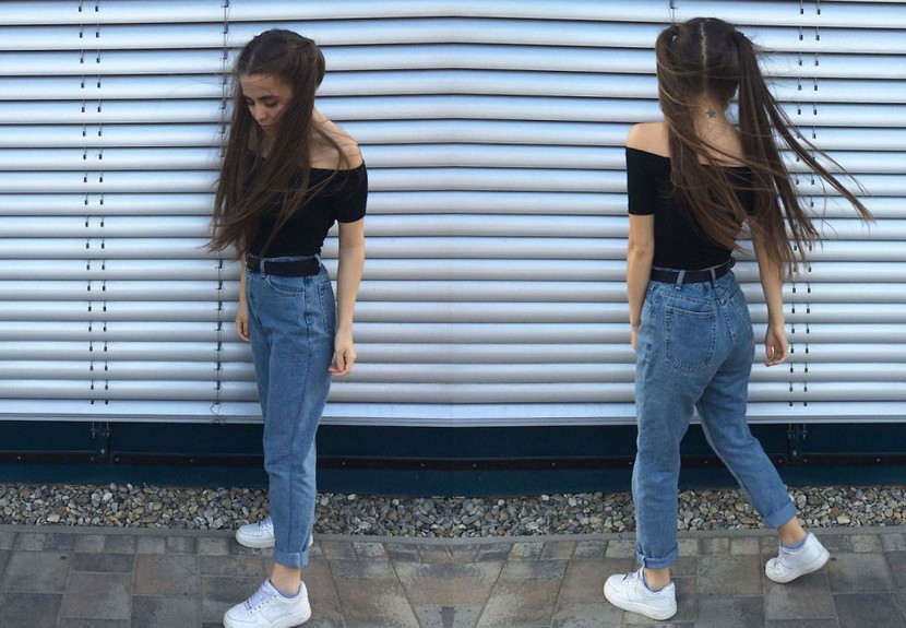 mom-jeans с белыми кедами