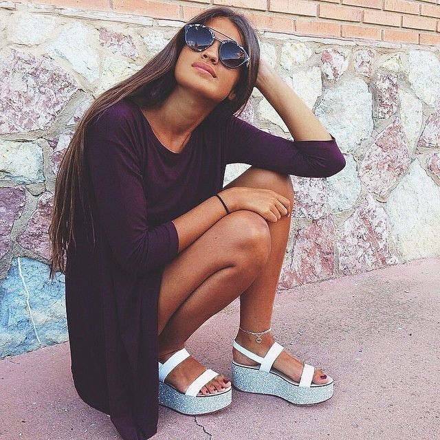 Лонгслив с белыми босоножками на толстой подошве