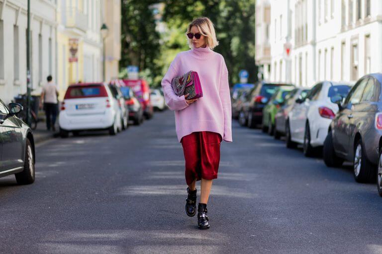 розовая объемная водолазка