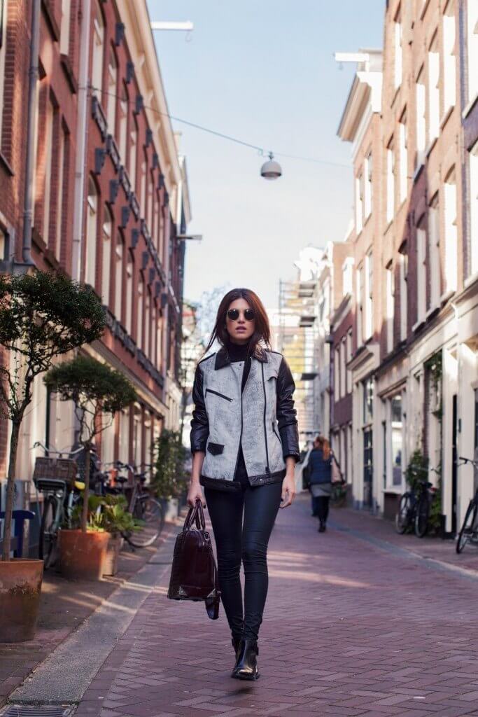 зауженные черные джинсы с курткой бомбер