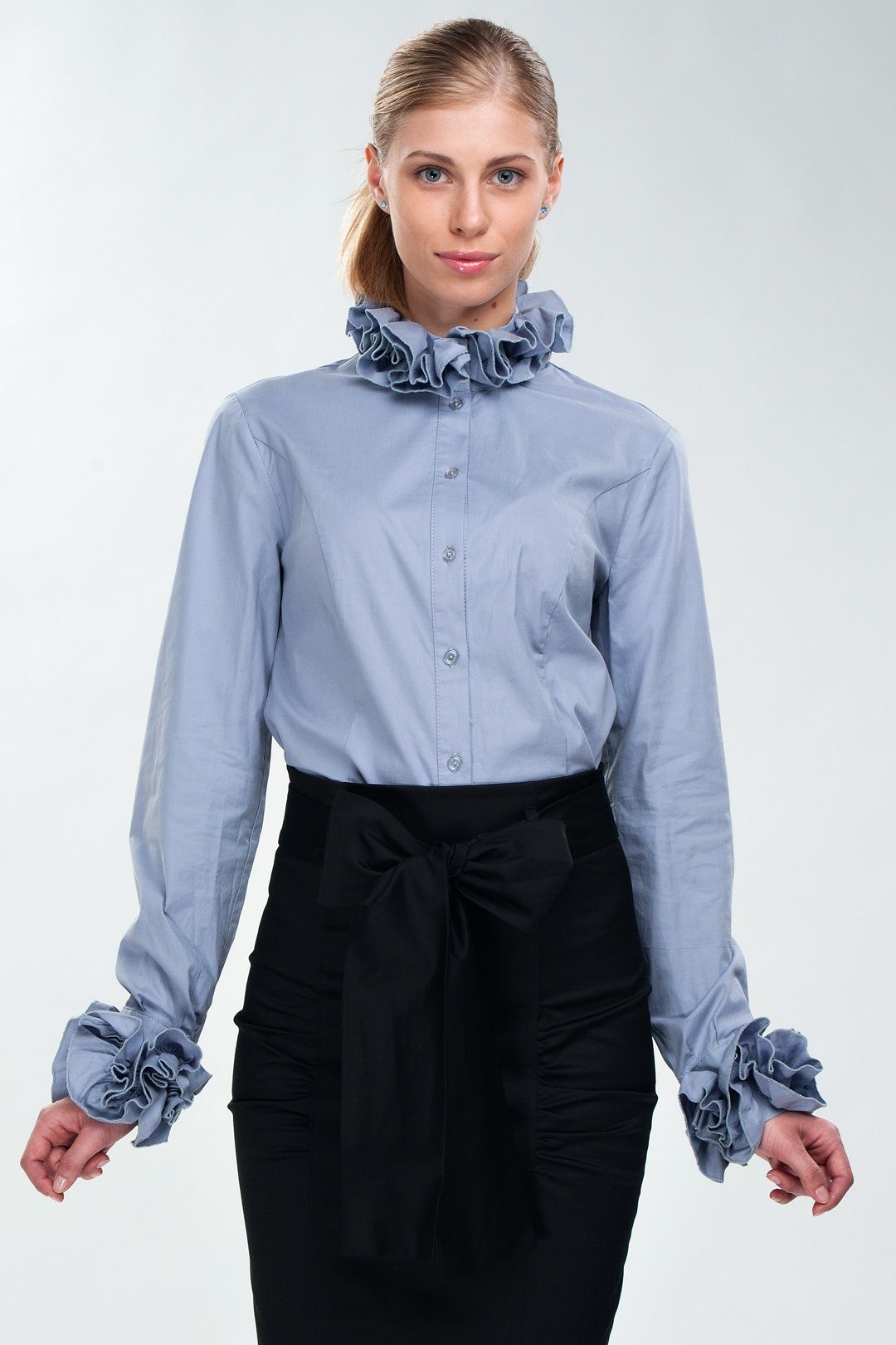 синяя блузка с жабо, юбка карандаш