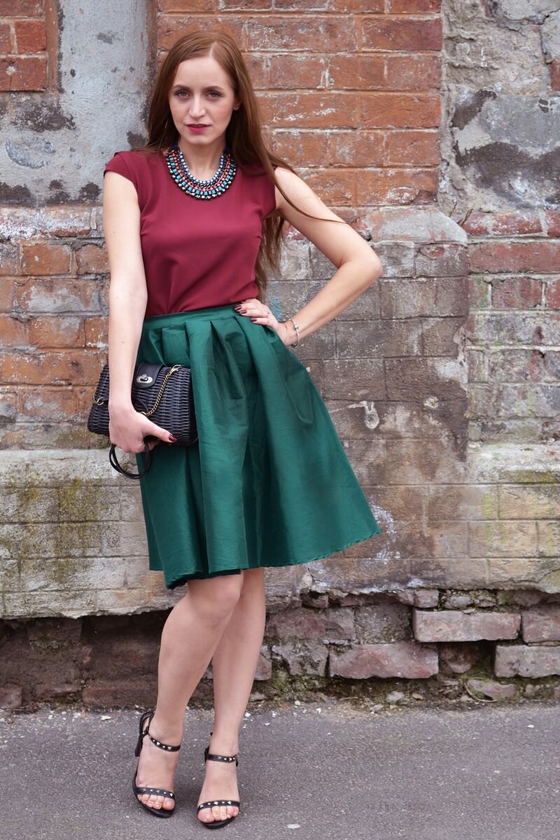 бордовый цвет с зеленым в одежде