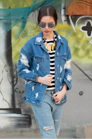 женская куртка из денима с разрывами