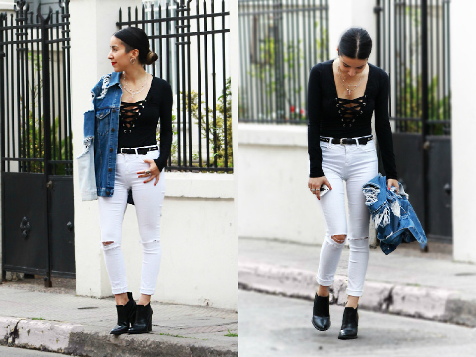 женская джинсовая куртка с белыми рваными джинсами