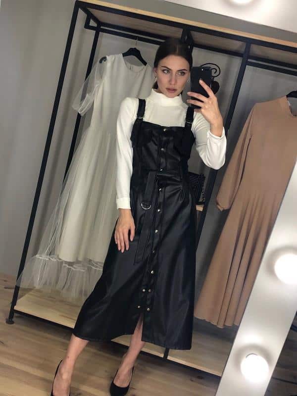 кожаный сарафан с белой водолазкой