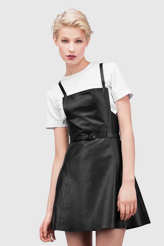 кожаный сарафан с белой футболкой