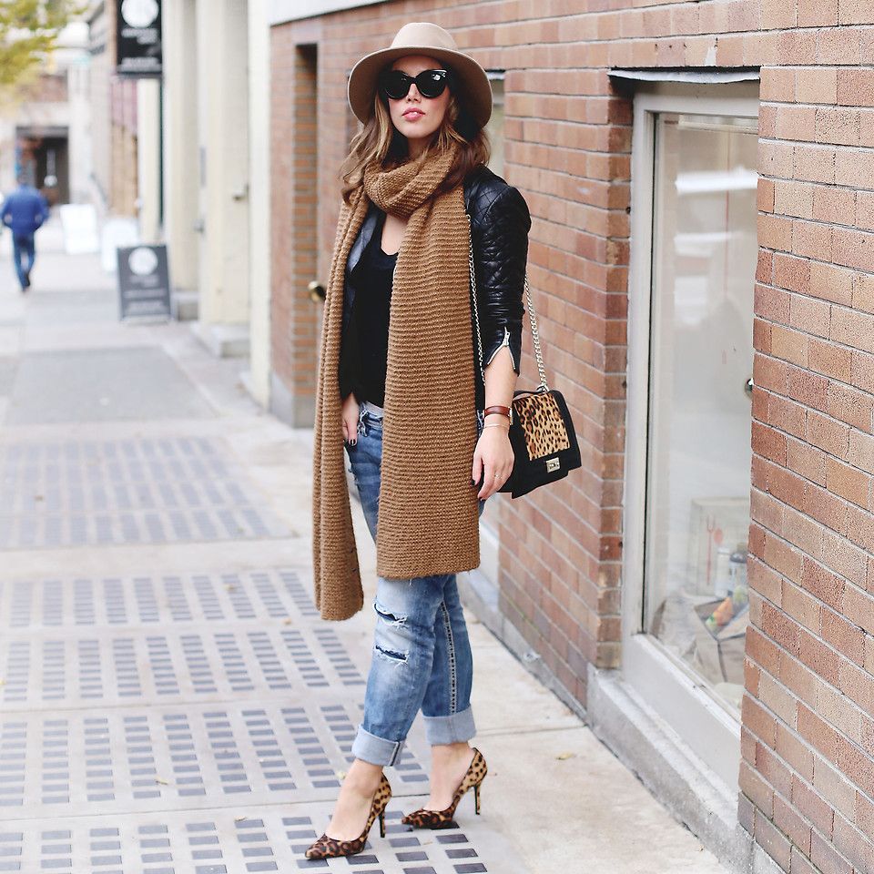 леопардовые туфли, джинсы, кожаная куртка и шляпа