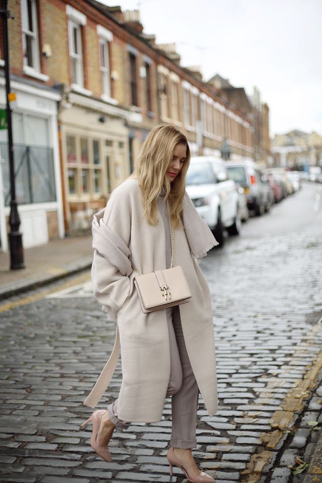 бежевые туфли на средних каблуках