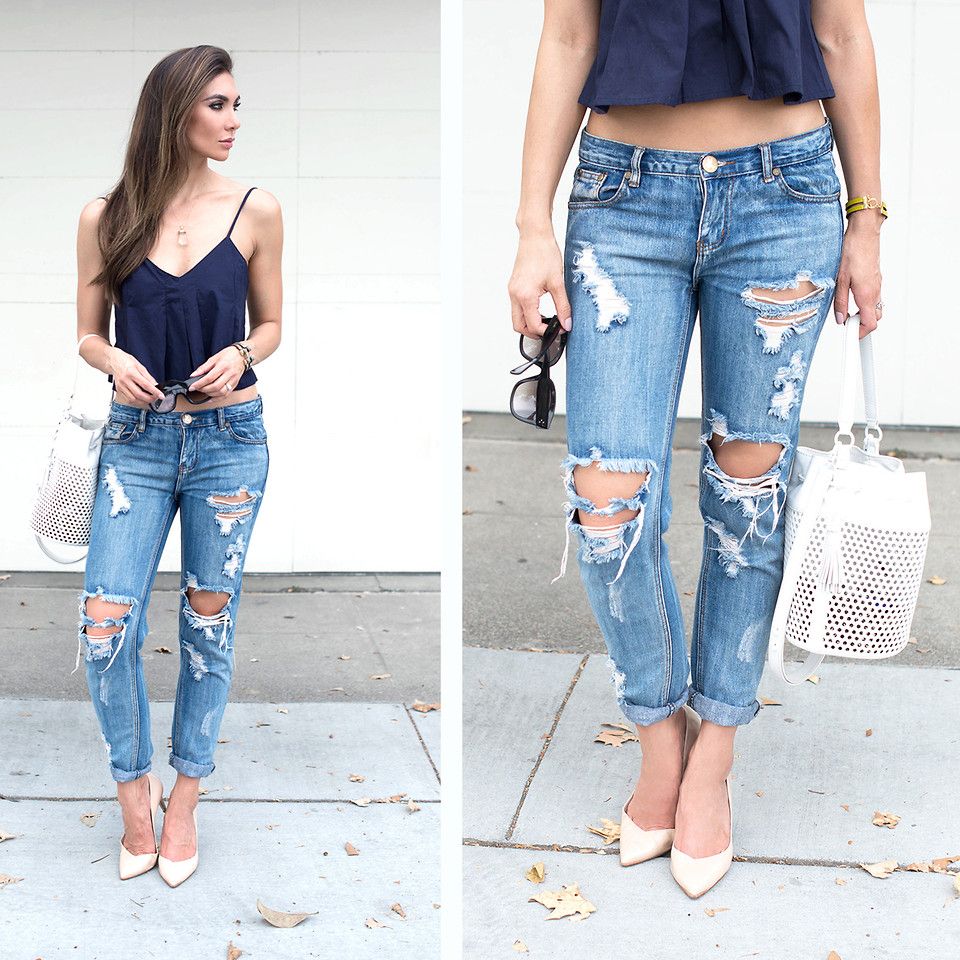Рваные джинсы с бежевыми туфлями
