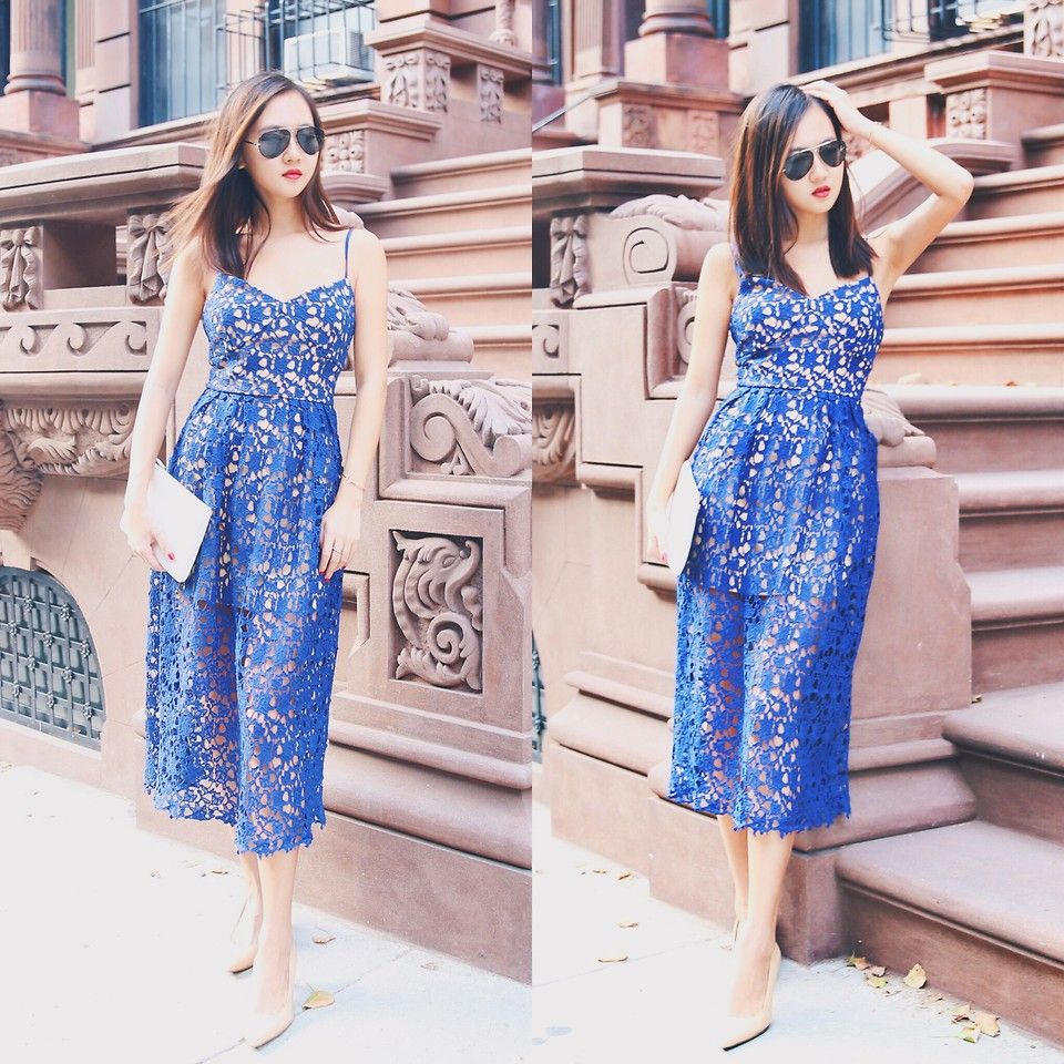 Бежевые туфли с синим платьем