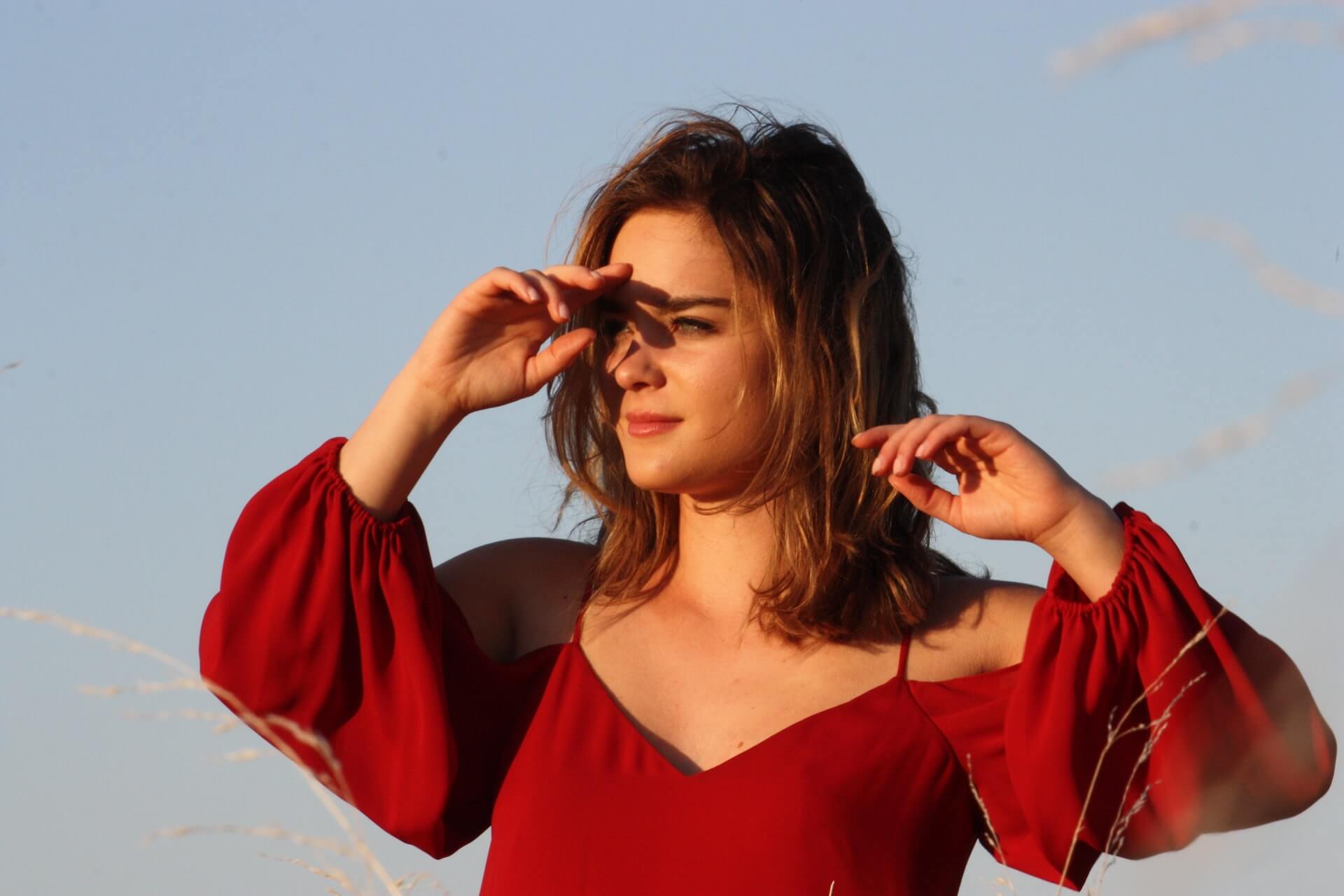 красивая девушка в красном платье