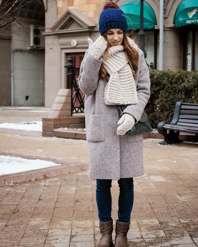 вязаный шарф с серым пальто