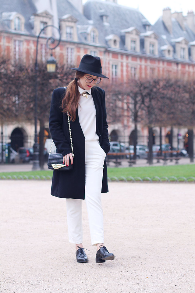 черный жакет с черной шляпой, белой блузой и черными туфлями