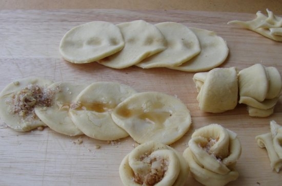 Печенье из слоеного теста с яблоками