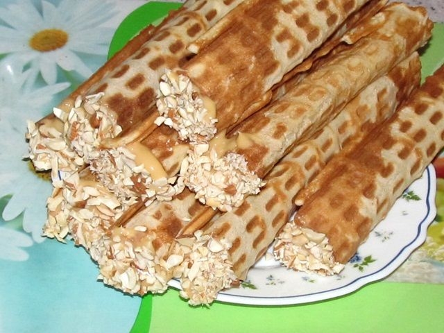 Как приготовить вафельные трубочки со сгущенкой?