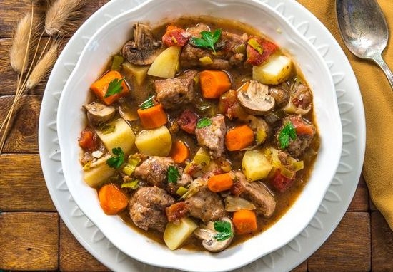 Гуляш из свинины с подливкой в мультиварке