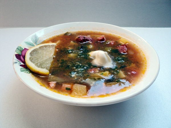 Солянка с копчеными ребрышками: рецепт с фото подачи и рекомендациями