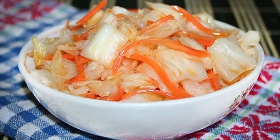 Как быстро замариновать капусту кусочками?