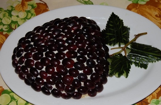 салат «Тиффани» с копченой курицей и виноградом
