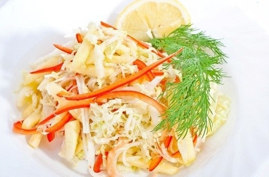 Крабовый салат с яблоком для ужина на скорую руку