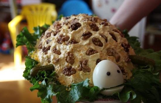 Салат «черепаха» с курицей и грецкими орехами