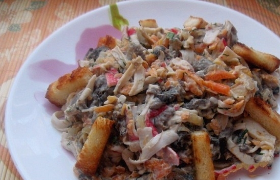 Теплый салат с жареными крабовыми палочками
