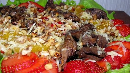 Теплый салат с клубникой и куриной печенью