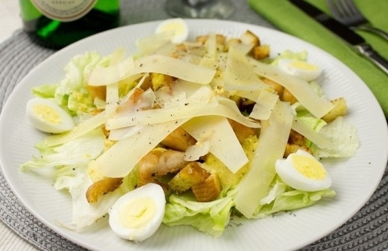 Салат Цезарь с пекинской капустой и курицей