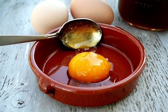 Ночная маска для рук из яйца, меда и геркулеса