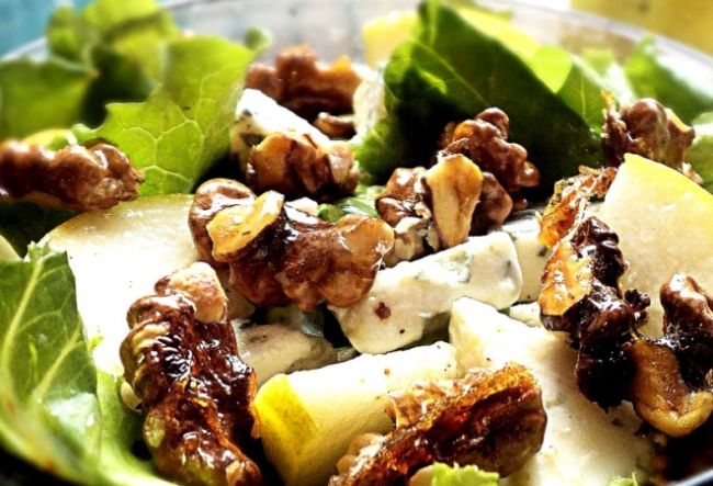 Салаты с грушей, сыром и грецкими орехами