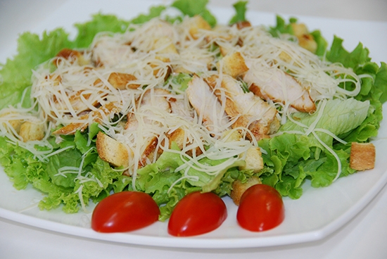 Рецепт «Цезаря» с курицей и гренками
