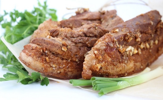 Пикантная грудинка в луковой шелухе