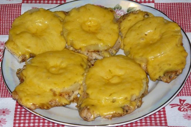 Свиные отбивные с ананасами