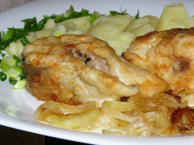Пикша в фольге с луком