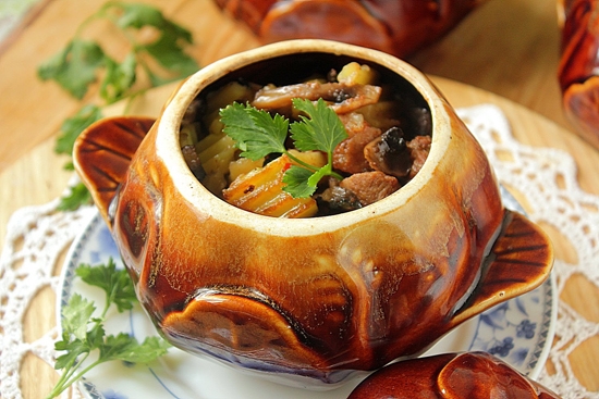 Нежное мясо с картошкой и овощами в горшочке
