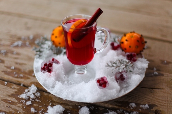 Компот из брусники с добавлением корицы