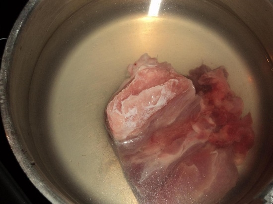 Зальем мясо водой