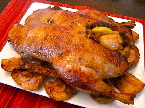 Курица с яблоками в духовке