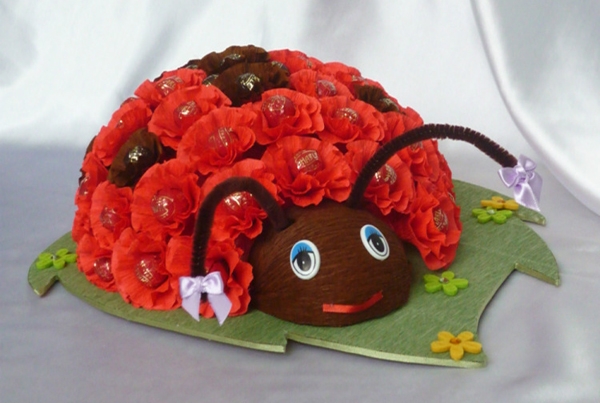 Божья коровка из конфет