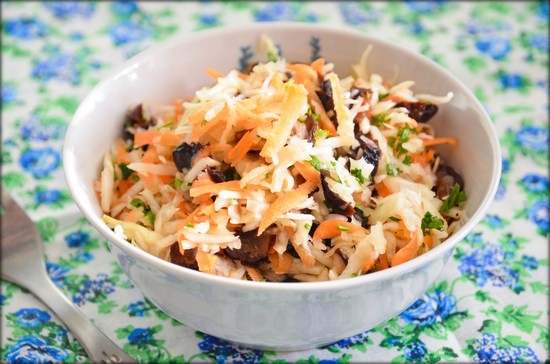 Салат с капустой и черносливом