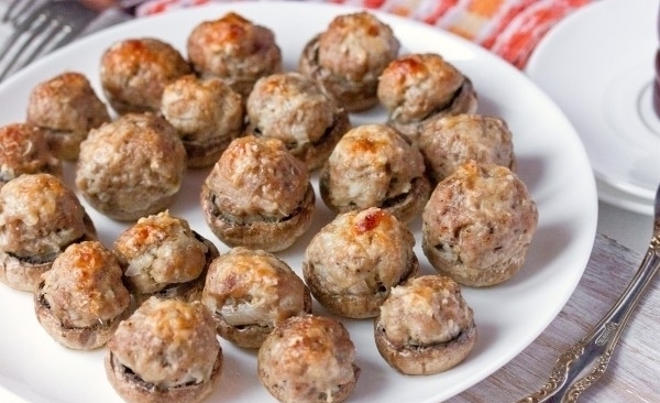 Запеченные фаршированные шампиньоны с мясом