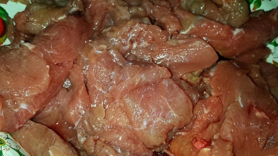 Нарезаем говяжье филе равноценными продолговатыми кусочками